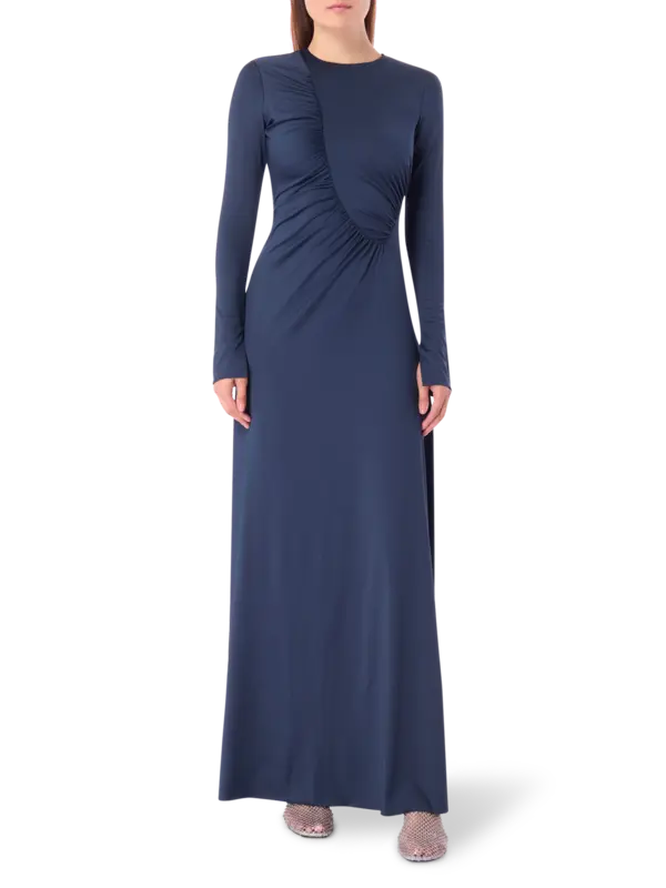 فستان طويل مزين بكشكشة