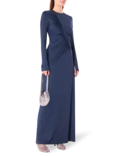 فستان طويل مزين بكشكشة