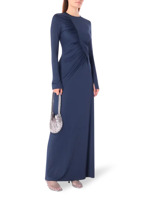 فستان طويل مزين بكشكشة