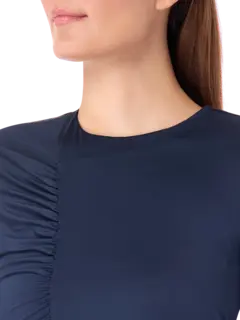 فستان طويل مزين بكشكشة