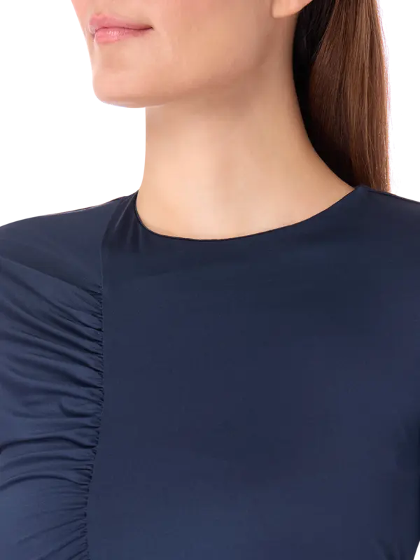 فستان طويل مزين بكشكشة