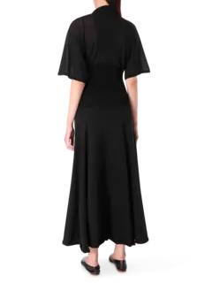 فستان طويل محبوك بتصميم ألواح