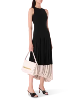 فستان متوسط الطول بدون أكمام وتفصيل حافة