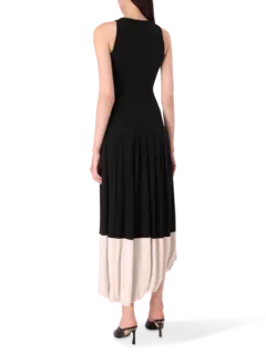 فستان متوسط الطول بدون أكمام وتفصيل حافة