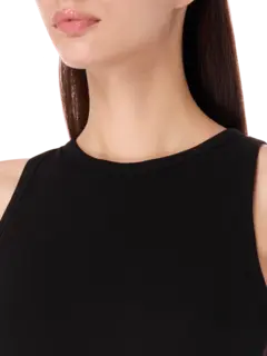 فستان متوسط الطول بدون أكمام وتفصيل حافة