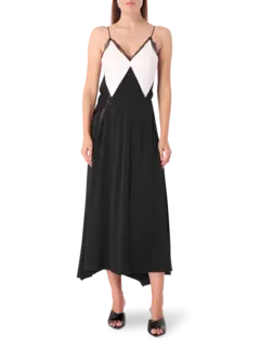 فستان طويل بحمالات وفتحة رقبة على شكل حرف V مزين بالدانتيل