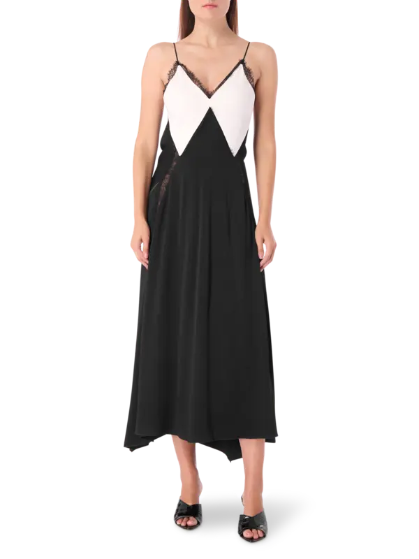 فستان طويل بحمالات وفتحة رقبة على شكل حرف V مزين بالدانتيل