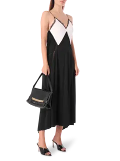 فستان طويل بحمالات وفتحة رقبة على شكل حرف V مزين بالدانتيل