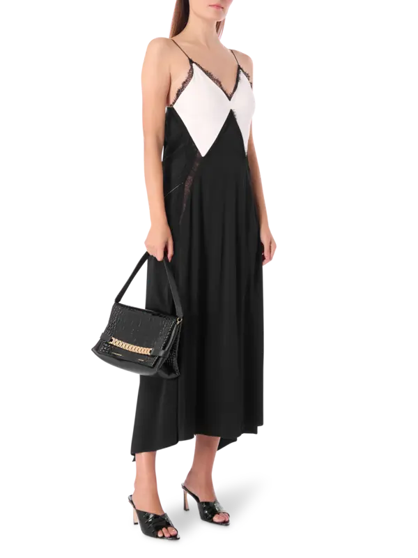 فستان طويل بحمالات وفتحة رقبة على شكل حرف V مزين بالدانتيل