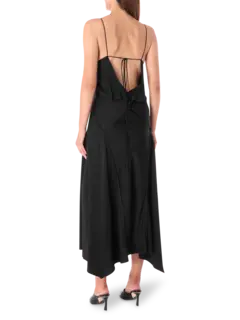 فستان طويل بحمالات وفتحة رقبة على شكل حرف V مزين بالدانتيل