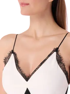 فستان طويل بحمالات وفتحة رقبة على شكل حرف V مزين بالدانتيل