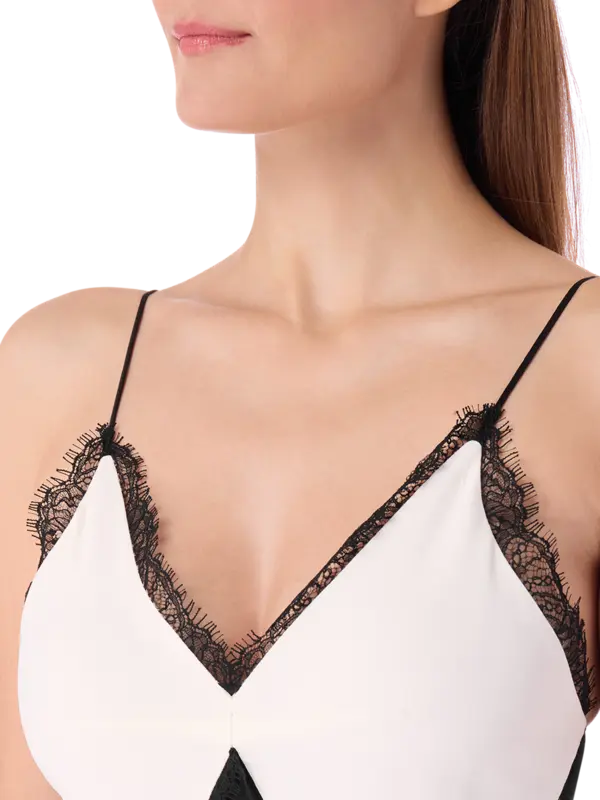 فستان طويل بحمالات وفتحة رقبة على شكل حرف V مزين بالدانتيل