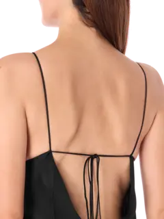 فستان طويل بحمالات وفتحة رقبة على شكل حرف V مزين بالدانتيل