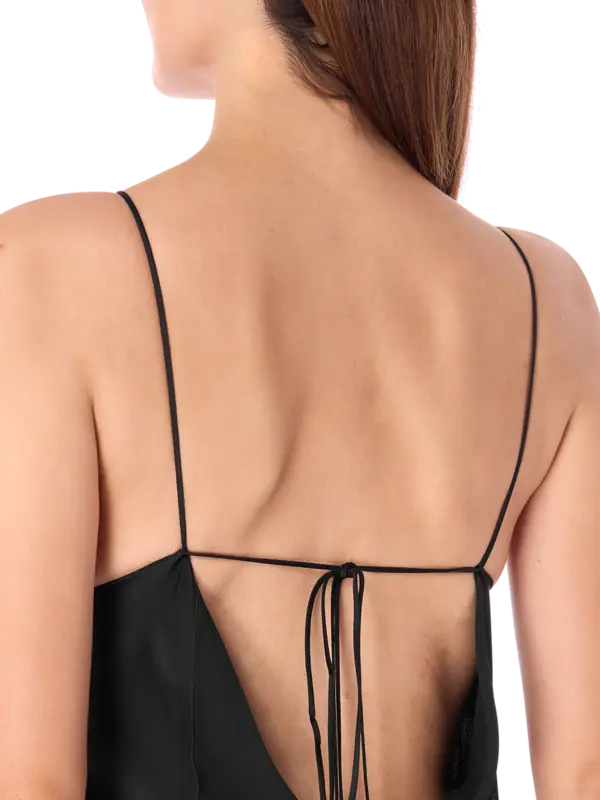 فستان طويل بحمالات وفتحة رقبة على شكل حرف V مزين بالدانتيل