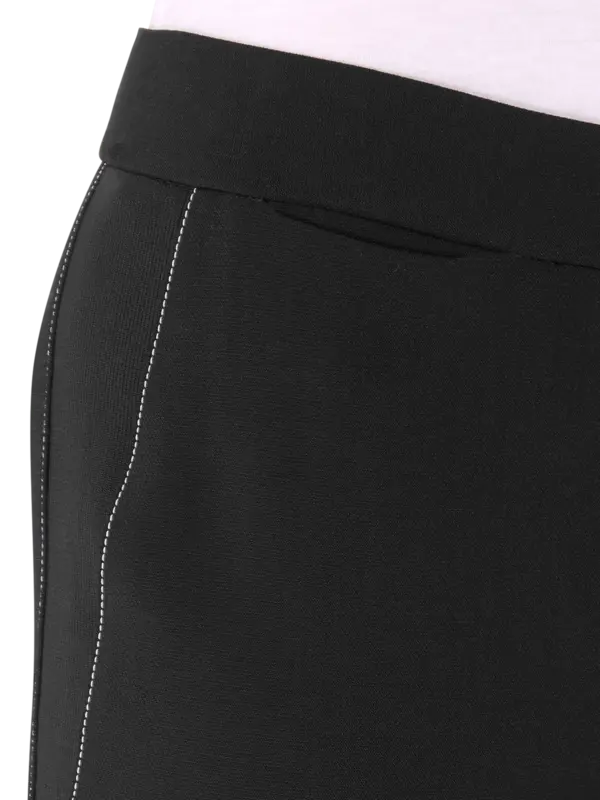 بنطال قصير بتفاصيل مضلعة