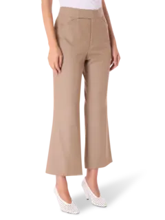 بنطال قصير بقصة ضيقة من الأعلى وواسعة من الأسفل بنمط السبعينيات