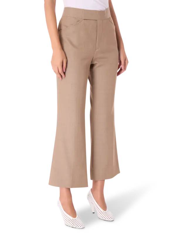 بنطال قصير بقصة ضيقة من الأعلى وواسعة من الأسفل بنمط السبعينيات