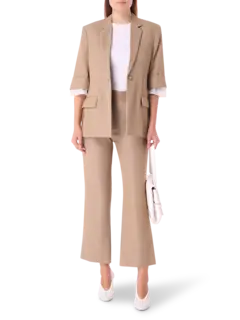 بنطال قصير بقصة ضيقة من الأعلى وواسعة من الأسفل بنمط السبعينيات