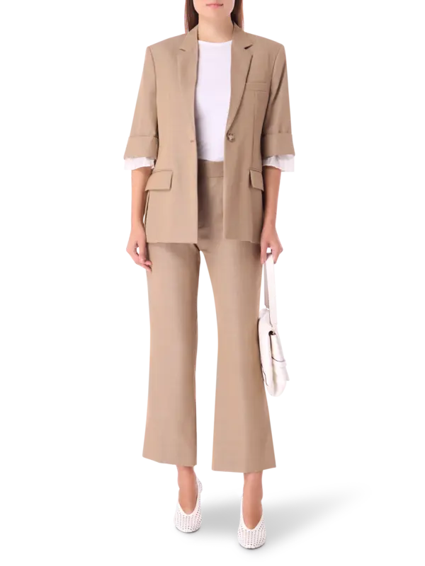 بنطال قصير بقصة ضيقة من الأعلى وواسعة من الأسفل بنمط السبعينيات