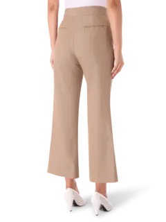 بنطال قصير بقصة ضيقة من الأعلى وواسعة من الأسفل بنمط السبعينيات