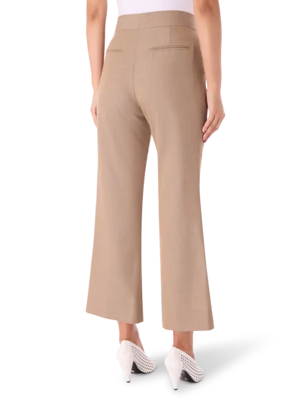 بنطال قصير بقصة ضيقة من الأعلى وواسعة من الأسفل بنمط السبعينيات