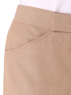 بنطال قصير بقصة ضيقة من الأعلى وواسعة من الأسفل بنمط السبعينيات