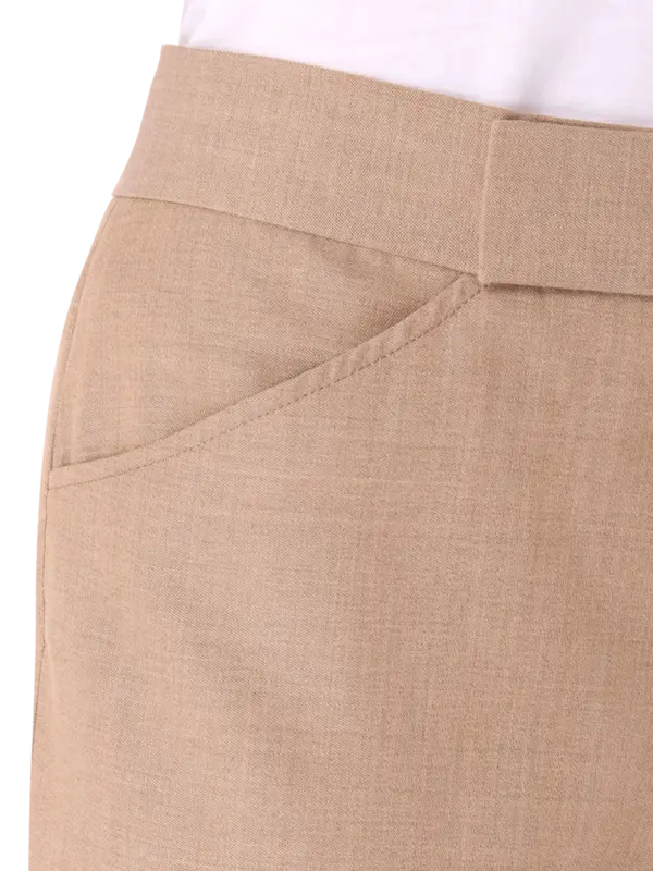 بنطال قصير بقصة ضيقة من الأعلى وواسعة من الأسفل بنمط السبعينيات