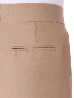 بنطال قصير بقصة ضيقة من الأعلى وواسعة من الأسفل بنمط السبعينيات