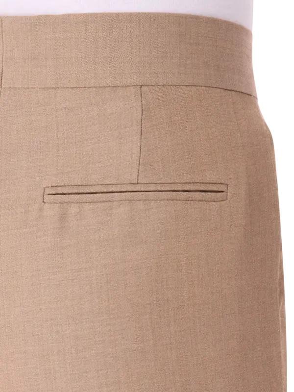 بنطال قصير بقصة ضيقة من الأعلى وواسعة من الأسفل بنمط السبعينيات