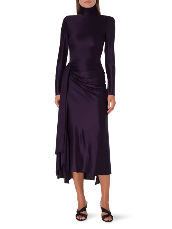 فستان من قماش الجيرسيه برقبة عالية وأكمام طويلة