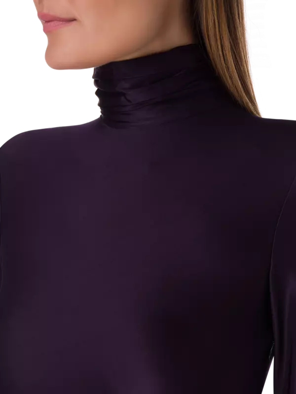 فستان من قماش الجيرسيه برقبة عالية وأكمام طويلة