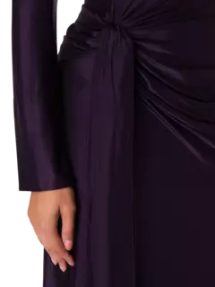 فستان من قماش الجيرسيه برقبة عالية وأكمام طويلة