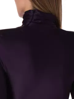 فستان من قماش الجيرسيه برقبة عالية وأكمام طويلة