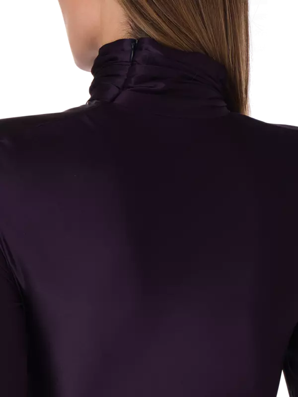 فستان من قماش الجيرسيه برقبة عالية وأكمام طويلة