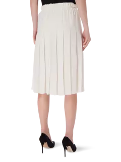 تنورة مقسّمة مزينة بكسرات