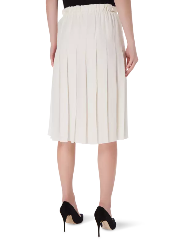 تنورة مقسّمة مزينة بكسرات