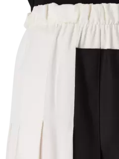 تنورة مقسّمة مزينة بكسرات