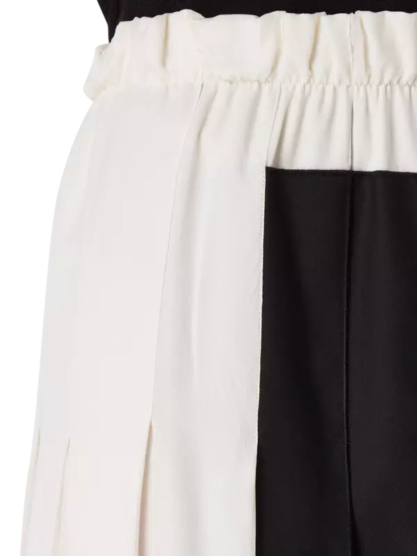 تنورة مقسّمة مزينة بكسرات