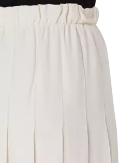 تنورة مقسّمة مزينة بكسرات