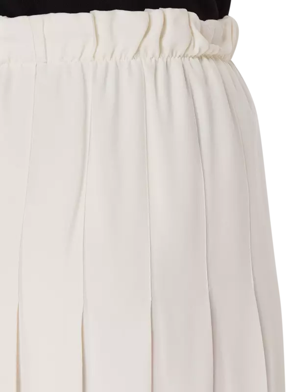 تنورة مقسّمة مزينة بكسرات