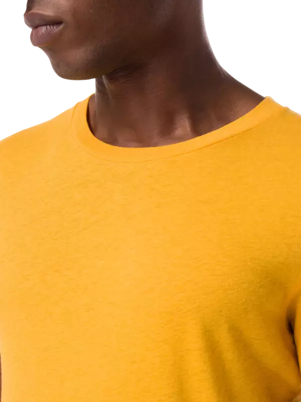 تيشيرت من مزيج الكتان بأكمام قصيرة وفتحة رقبة مستديرة