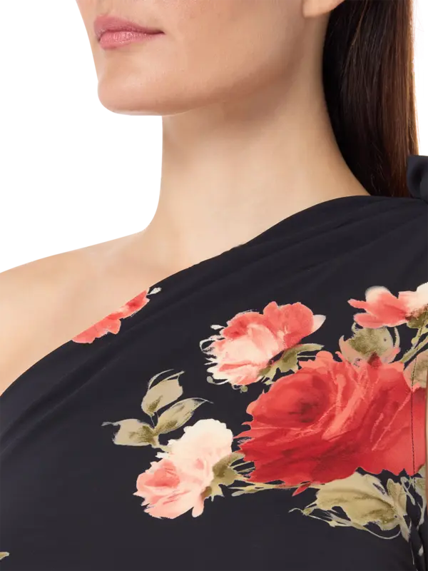 بلوزة بكتف واحد مزينة بطبعة