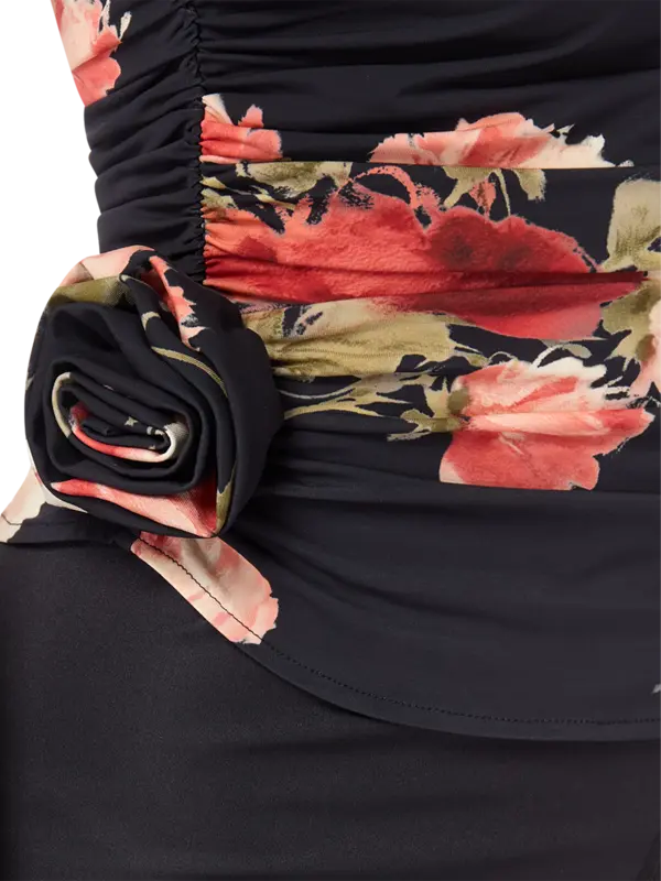 بلوزة بكتف واحد مزينة بطبعة