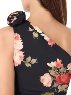 بلوزة بكتف واحد مزينة بطبعة