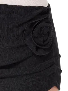 تنورة قصيرة من الكريب مزينة بتصميم وردة