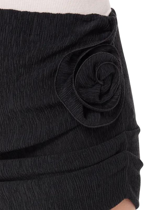 تنورة قصيرة من الكريب مزينة بتصميم وردة