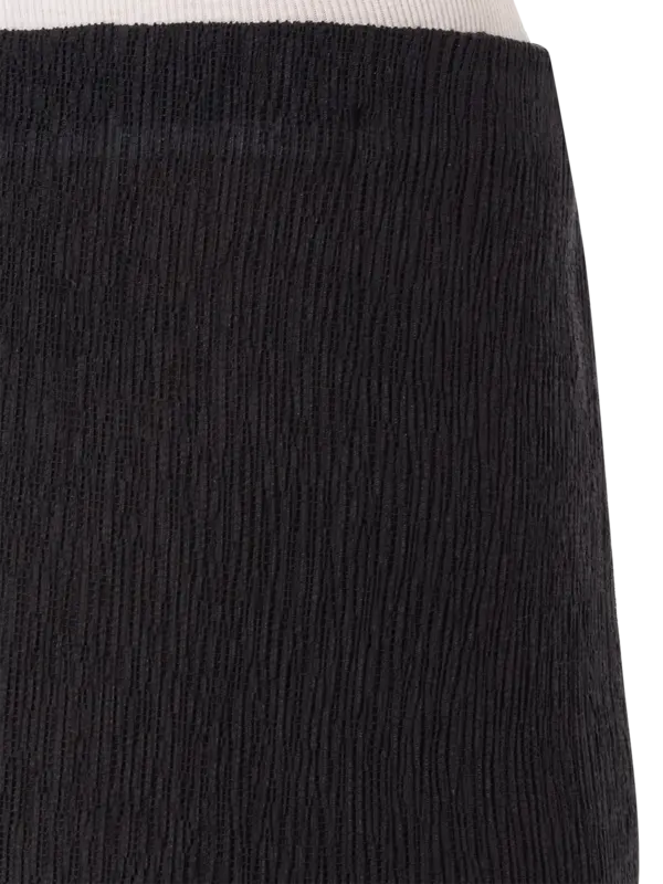 تنورة قصيرة من الكريب مزينة بتصميم وردة