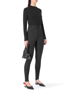 بنطال بقصة ضيقة