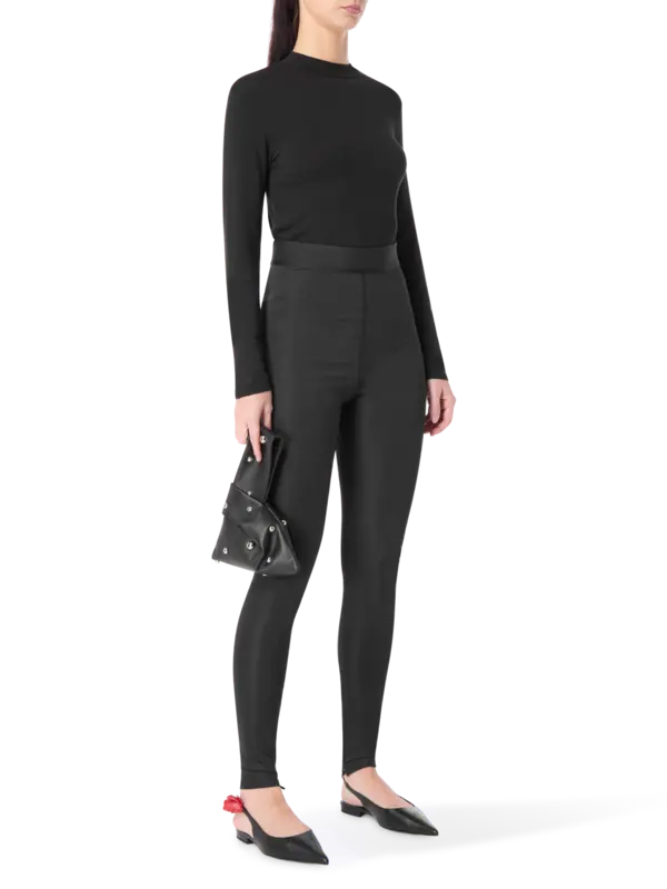 بنطال بقصة ضيقة