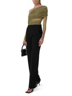 بلوزة حريرية بأكمام طويلة مع طبقة من التول